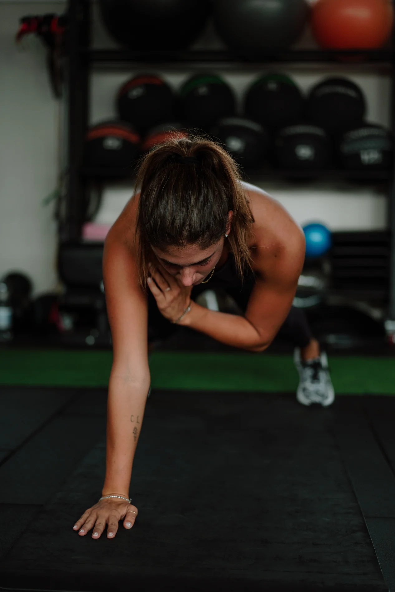 Una donna esegue un esercizio a terra nella palestra BorgoFit